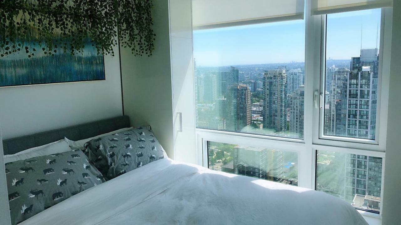 Brand New Seaview High-Rise Apartment Downtown バンクーバー エクステリア 写真